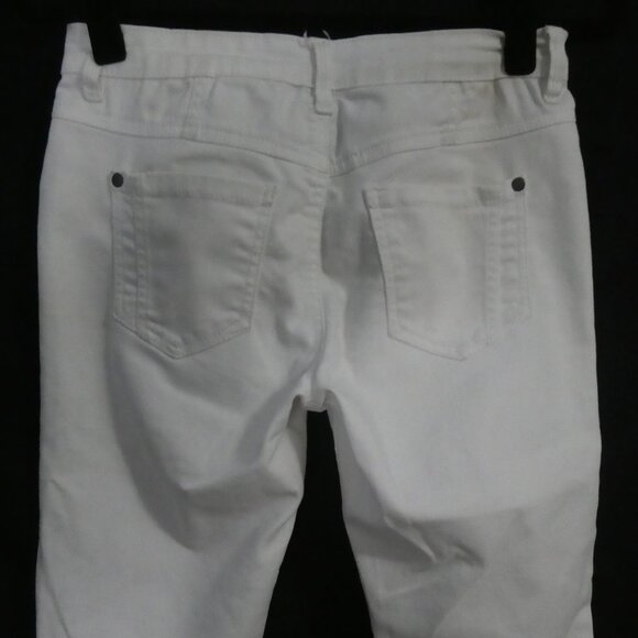 SUKO JEANS | size 4 | Classic White Cropped Capris - Picture 13 of 16